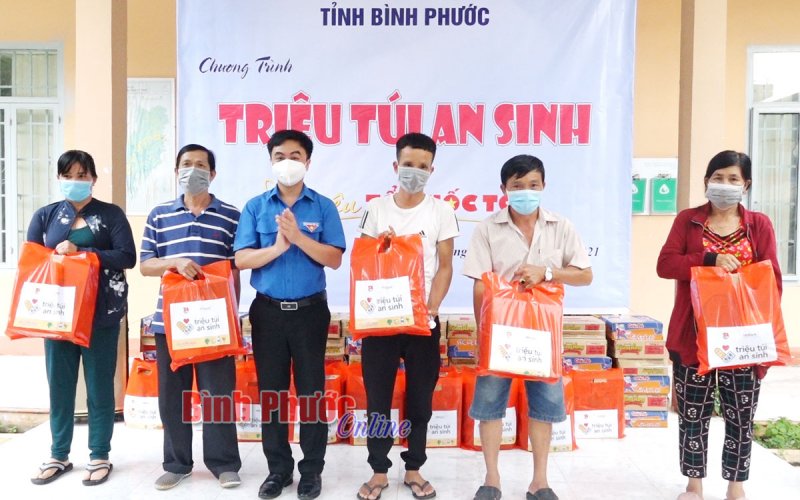 160 “Túi quà an sinh” tặng người lao động và hộ dân khó khăn