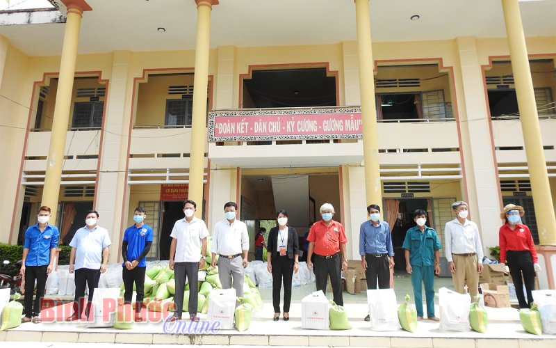 200 phần quà tặng người dân khó khăn xã Đăng Hà