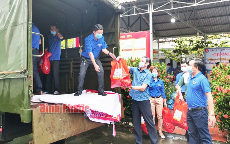 250 túi quà an sinh gửi tặng Bình Dương