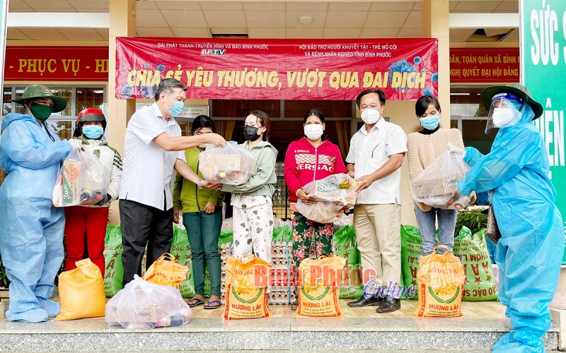 300 phần quà “Chia sẻ yêu thương, vượt qua đại dịch” đến Đồng Phú và Bù Đăng