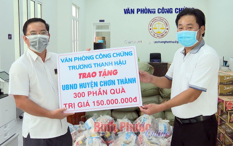 300 phần quà và 1 “mái ấm tình thương” tặng hộ dân khó khăn
