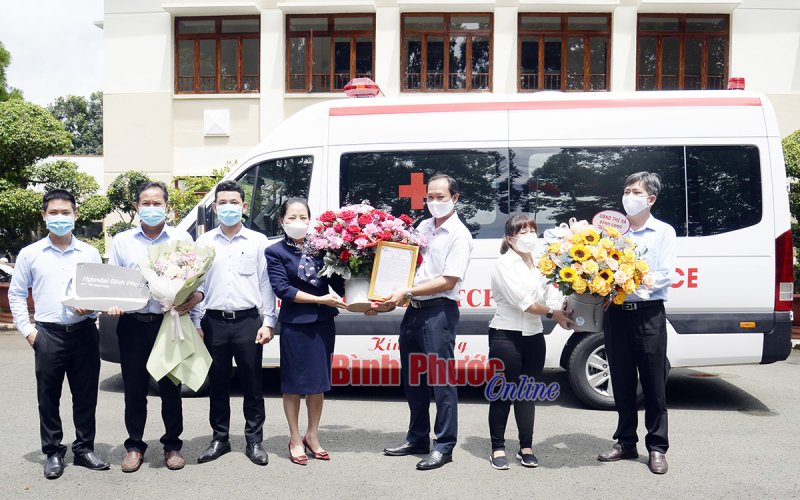 Bình Long tiếp nhận xe cứu thương do IDICO - CTCP trao tặng