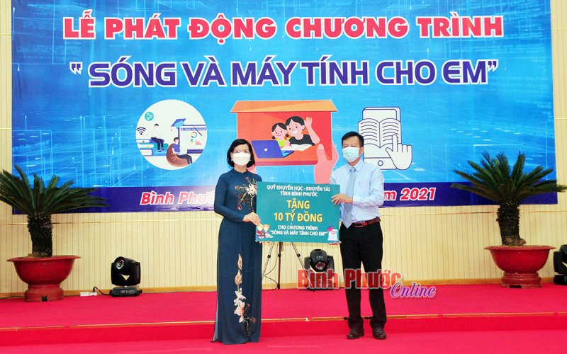 Bình Phước phát động chương trình “Sóng và máy tính cho em”