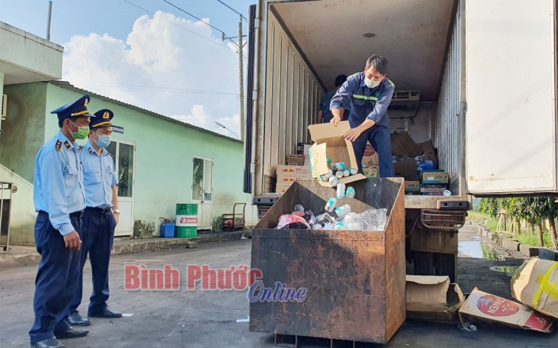 Bình Phước: Tiêu hủy lượng lớn hàng hóa không rõ nguồn gốc, xuất xứ