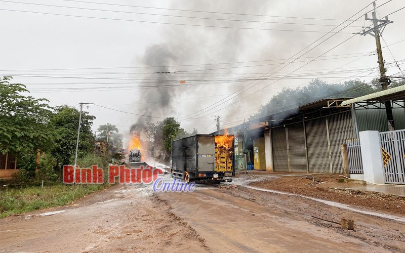 Bình Phước: Xe bồn chở xăng và xe tải bốc cháy dữ dội, một tài xế bị bỏng nặng