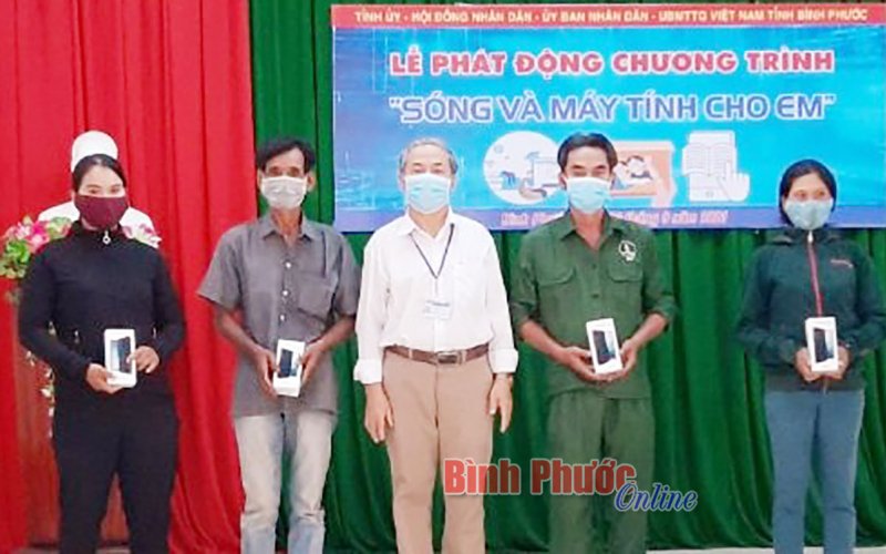 Bù Đốp: 100 triệu đồng tặng chương trình “Sóng và máy tính cho em”