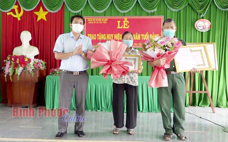 Bù Đốp: Trao huy hiệu Đảng đợt 2-9 cho các đảng viên