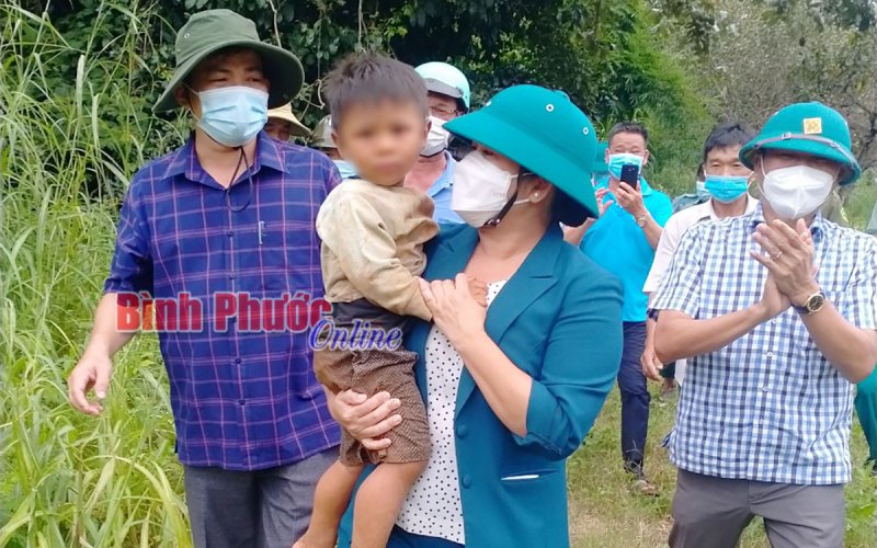 Chủ tịch UBND tỉnh khen thưởng lực lượng tìm được cháu bé 3 tuổi