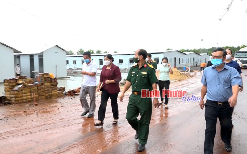 Chủ tịch UBND tỉnh kiểm tra xây dựng khu cách ly, bệnh viện dã chiến tại Bình Long 