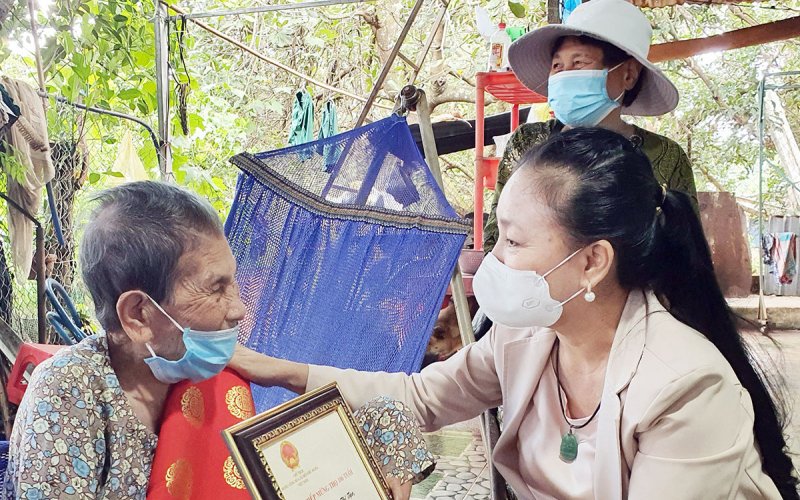 Chủ tịch Ủy ban MTTQVN tỉnh thăm, tặng quà người cao tuổi