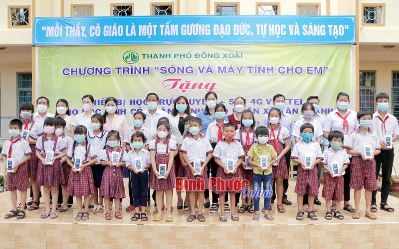 Đồng Xoài: 50 điện thoại và sim 4G tặng học sinh khó khăn