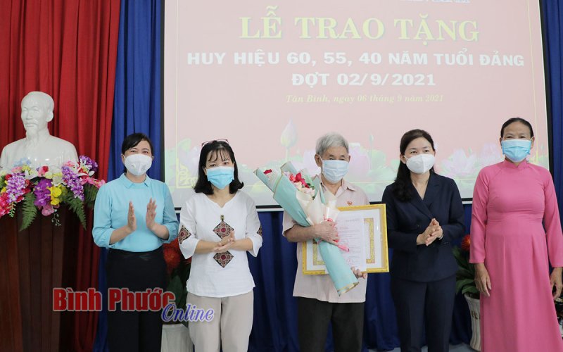 Đồng Xoài: Trao huy hiệu Đảng cho 28 đảng viên đợt 2-9