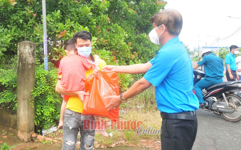 Gần 600 phần quà chia sẻ khó khăn với công nhân lao động