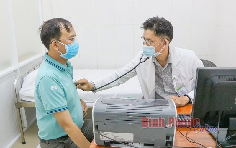 Hỗ trợ khám bệnh và tặng quà cho hơn 350 người cao tuổi 