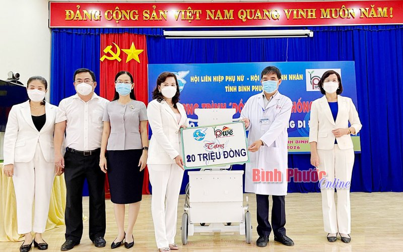 Hội Nữ doanh nhân tỉnh tặng máy X-quang di động hỗ trợ sàng lọc bệnh nhân Covid-19