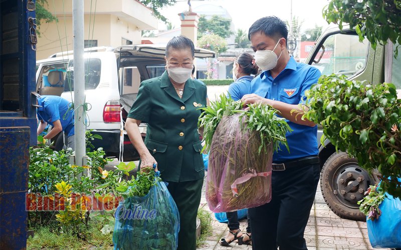 Hơn 10 tấn hàng hóa gửi tặng TP. Hồ Chí Minh