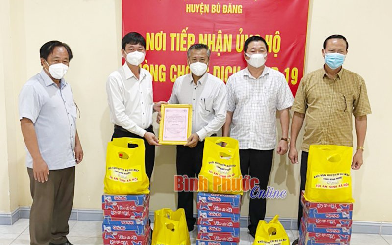 Huyện Bù Gia Mập trao nguồn lực hỗ trợ Bù Đăng