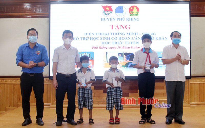Huyện đoàn Phú Riềng trao 20 điện thoại thông minh cho học sinh
