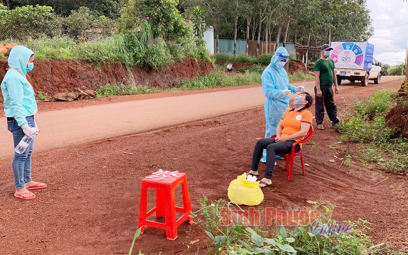 Khẩn trương lấy mẫu diện rộng cho người dân xã Thống Nhất 