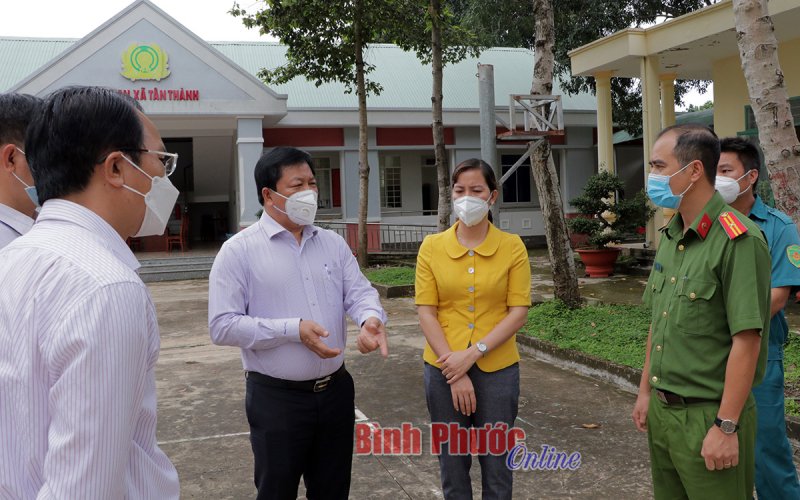 Lãnh đạo tỉnh kiểm tra việc trực sở chỉ huy và chốt kiểm soát dịch tại Đồng Xoài