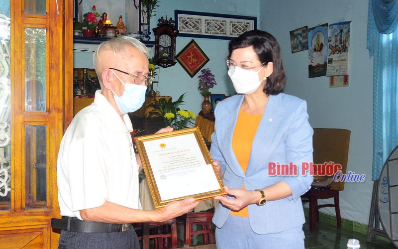 Lãnh đạo tỉnh thăm, chúc thọ người cao tuổi huyện Chơn Thành