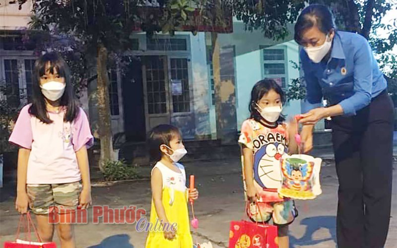 Lộc Ninh: Hơn 3.000 phần qu&agrave; trung thu tặng thiếu nhi 