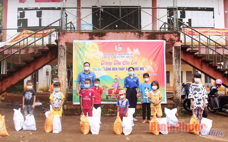 &ldquo;Lồng đ&egrave;n thắp s&aacute;ng ước mơ&rdquo; đến với thiếu nhi Ph&uacute; Riềng