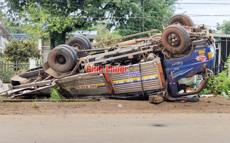 Mất lái, xe tải chở điều lật “ngửa bụng” 