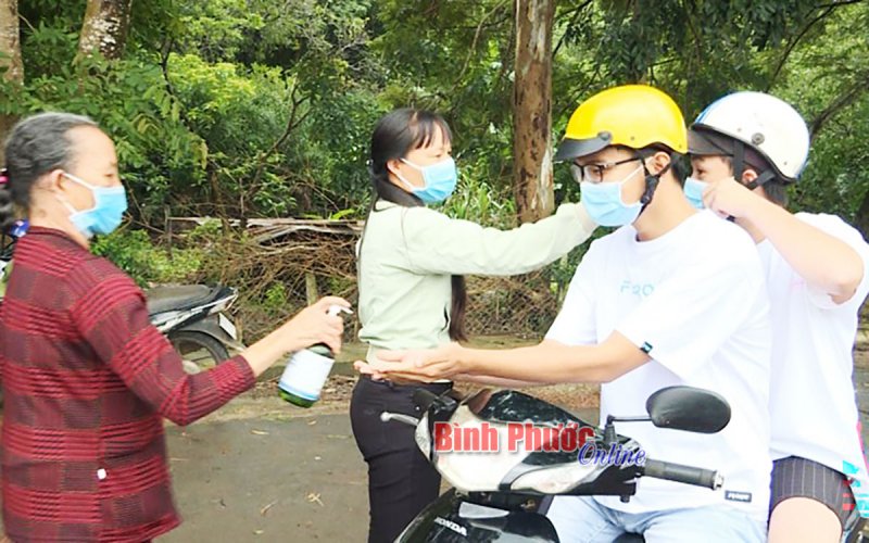 Người cao tuổi chung sức đẩy lùi Covid-19