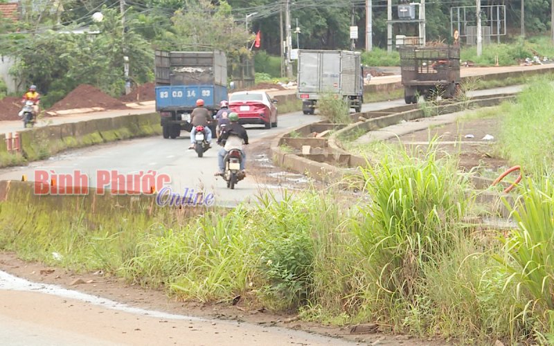 Nhiều nguy hiểm tiềm ẩn trên tuyến đường ĐT.741