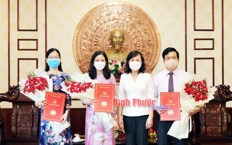 Phó bí thư Thường trực Tỉnh ủy trao quyết định điều động, bổ nhiệm cán bộ