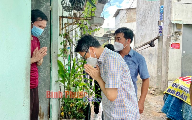 Phó thủ tướng Vũ Đức Đam thăm gia đình có người thân qua đời vì Covid-19