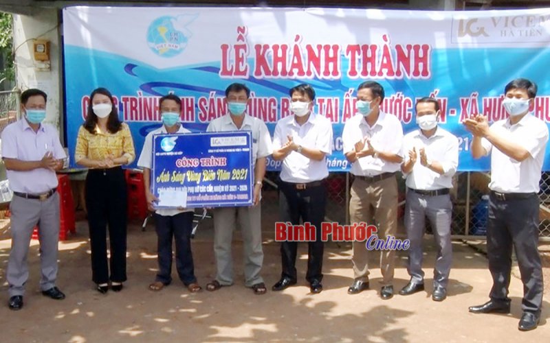 Phụ nữ huyện Bù Đốp bàn giao công trình “Ánh sáng biên cương”