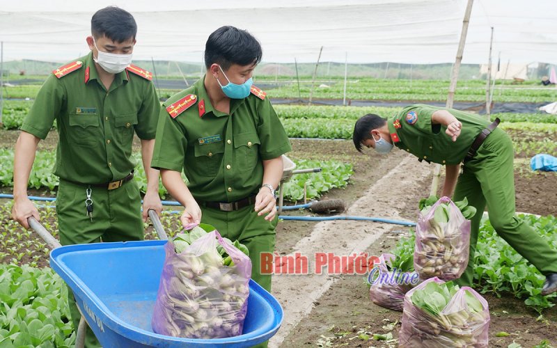 “San sẻ yêu thương - thắm tình đồng đội”