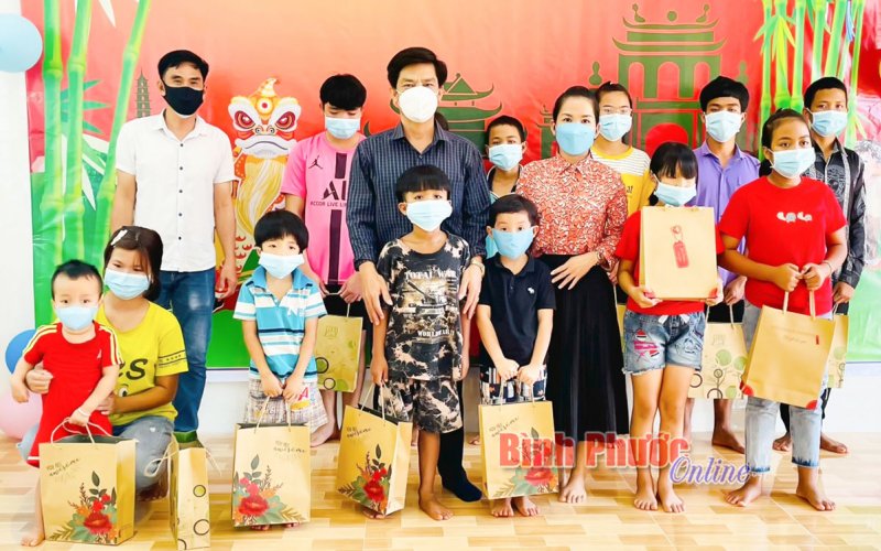 “Sóng và máy tính cho em” đến với Trung tâm Bảo trợ xã hội Lộc Ninh
