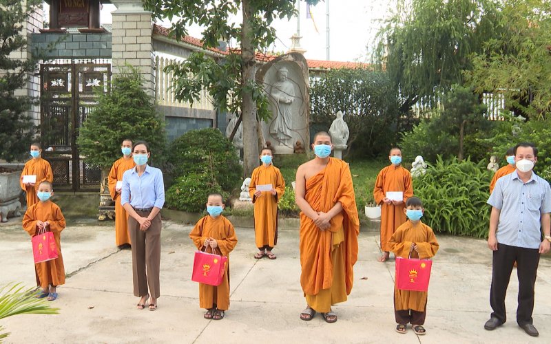 Tặng quà trung thu cho 450 thiếu nhi có hoàn cảnh khó khăn