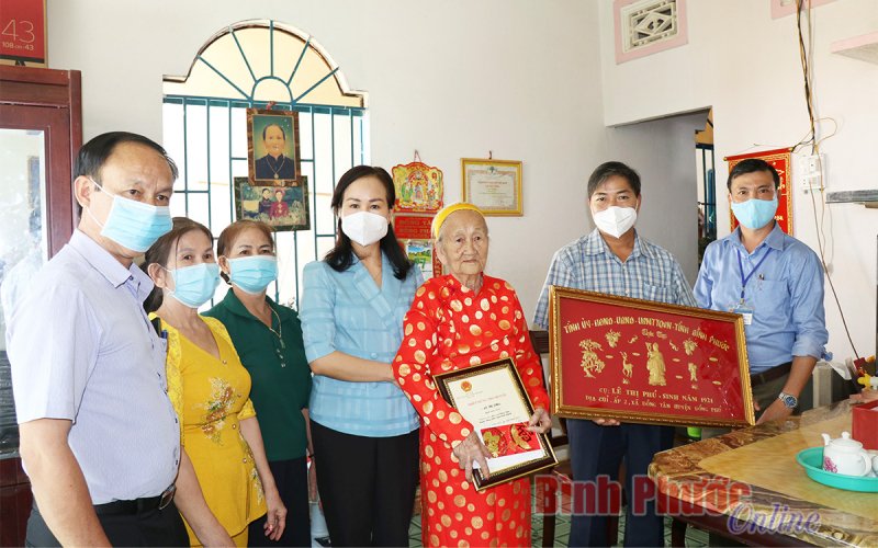 Lãnh đạo tỉnh thăm, chúc thọ người cao tuổi ở Đồng Phú