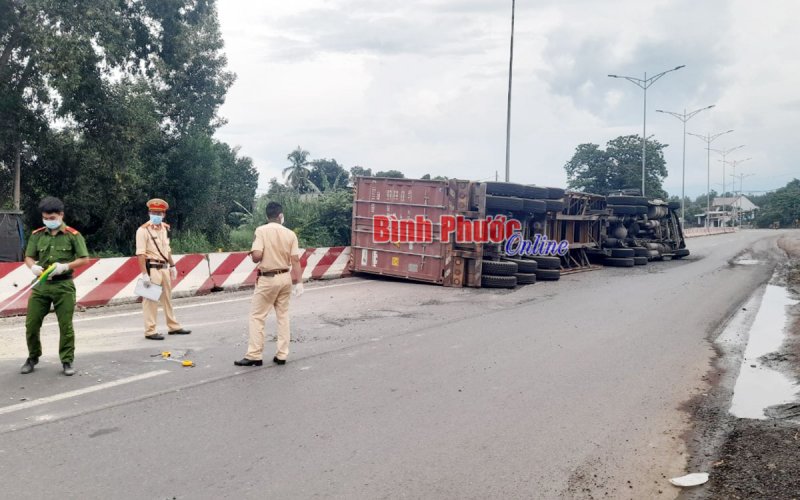 Phóng nhanh khi thấy xả trạm thu phí, xe container lật ngang giữa đường