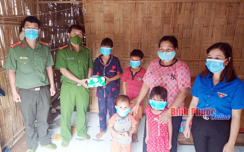 “Tiếp sức đến trường” cho học sinh dân tộc thiểu số