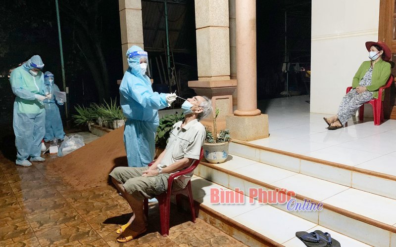 Trắng đêm truy vết, lấy mẫu tại ổ dịch thôn 5, xã Nghĩa Trung