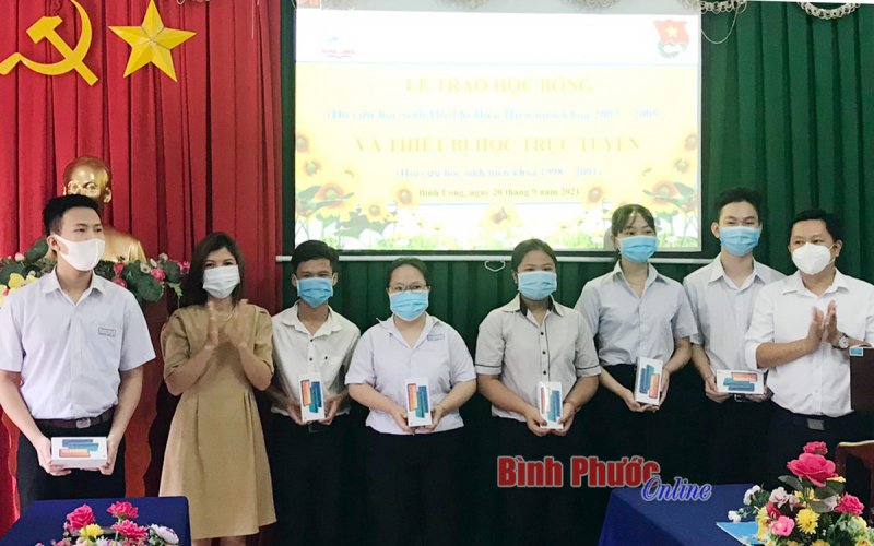 Trao điện thoại thông minh và học bổng cho học sinh khó khăn