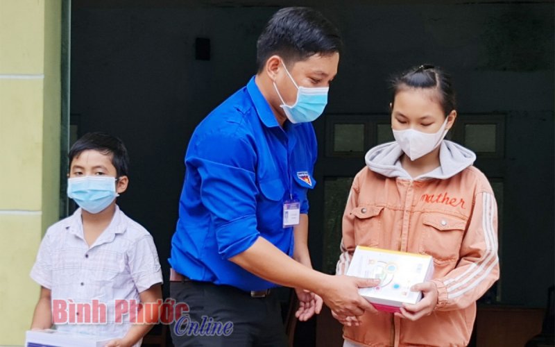 Trao hơn 1,5 tỷ đồng quà tặng, học bổng “Tiếp sức đến trường” năm học 2021-2022