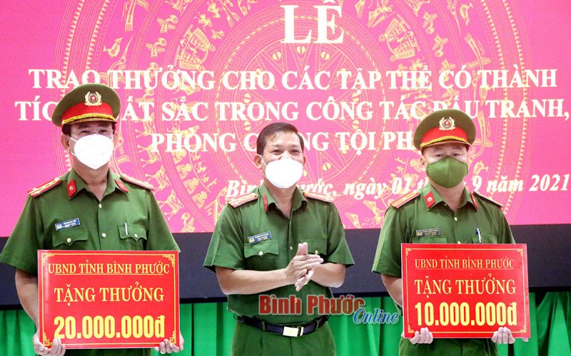 Trao thưởng cho các tập thể xuất sắc trong đấu tranh, phòng chống tội phạm 
