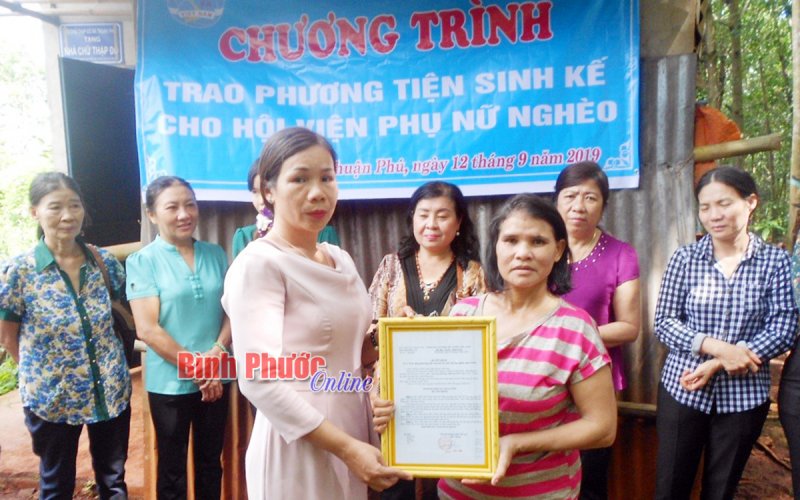 “Trao yêu thương, nhận nụ cười” tiếp sức phụ nữ nghèo Đồng Phú