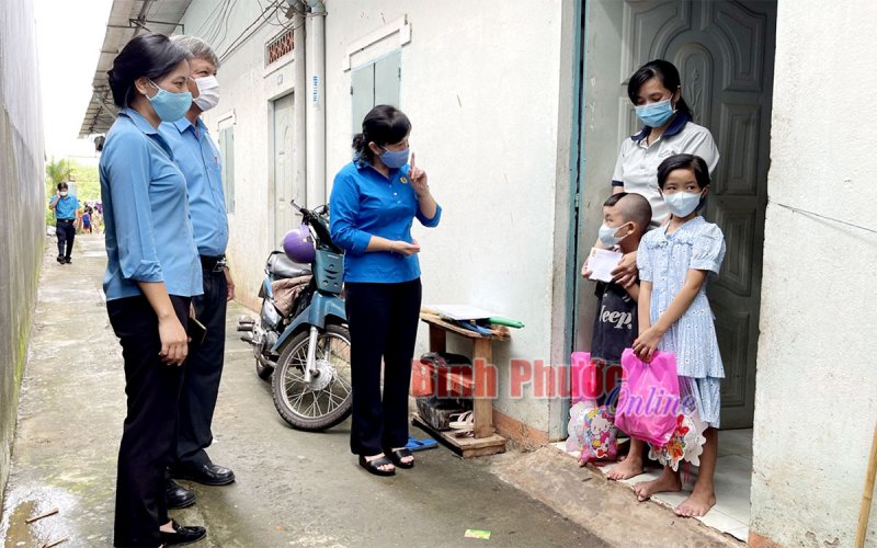 Trung thu ấm &aacute;p đến với con em c&ocirc;ng nh&acirc;n