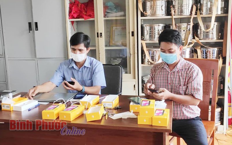 Trường Tiểu học và THCS Trần Phú tặng 25 điện thoại thông minh cho học sinh khó khăn