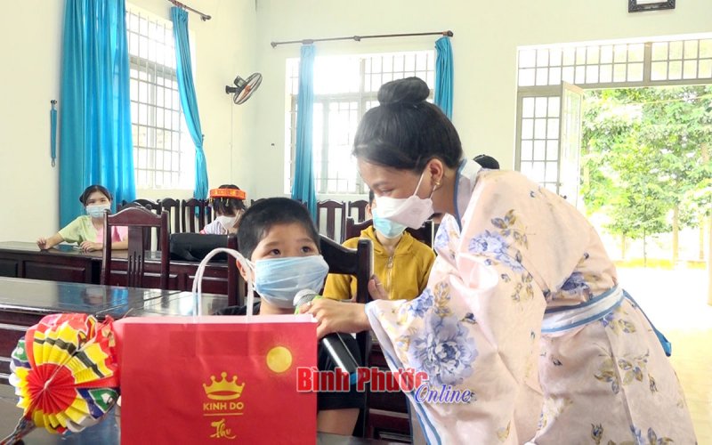 Tuổi trẻ Chơn Th&agrave;nh, B&igrave;nh Long tặng qu&agrave; tết Trung thu cho thiếu nhi 