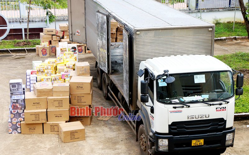 Xe tải luồng xanh vận chuyển 100 thùng bánh ngọt không rõ nguồn gốc