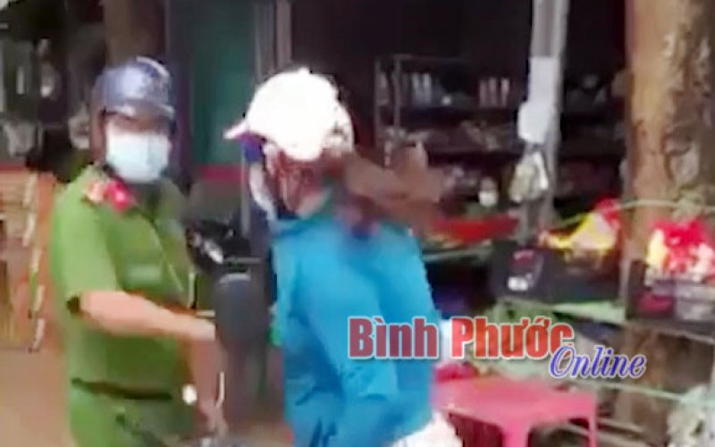 Xử phạt 1 phụ nữ vi phạm Chỉ thị 16 và chống đối lực lượng chức năng