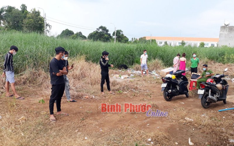 Xử phạt 8 thanh niên ăn nhậu trong thời gian giãn cách xã hội